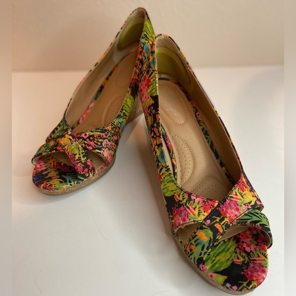 DexFlex Comfort~Vibrant Floral Criss Cross Open Toe Cork Wedge Shoes~Size 8.5